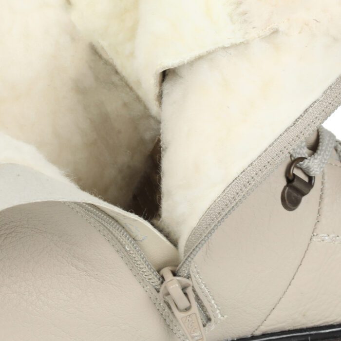 Ботинки из экокожи молочного цвета на шнуровке с рельефной подошвой