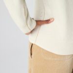 Шерстяной женский свитер Lacoste с  v-образным вырезом
