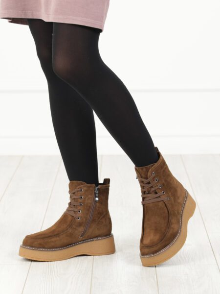 Светло-коричневые ботинки с мокасиновым швом из велюра на подкладке из натуральной шерсти на танкетке