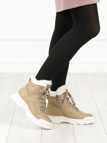Темно-бежевые спортивные ботинки из кожи на подкладке из натуральной шерсти на белой утолщенной подошве
