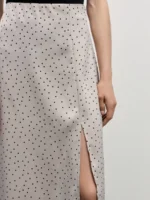 Атласная юбка миди с разрезом