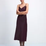 Атласное платье миди на бретелях