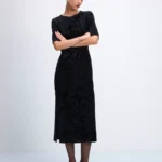 Бархатное платье миди с круглым вырезом