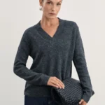 Базовый джемпер с V-образным вырезом