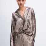 Блузка из блестящей ткани