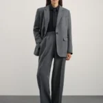 Брюки с защипами с принтом "ёлочка"