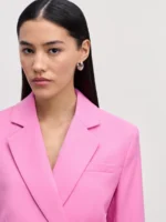 Двубортный укороченный жакет приталенного кроя