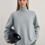 Джемпер из вискозы с разрезами