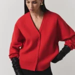 Джемпер на пуговицах с V-образным вырезом