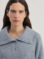 Джемпер с объемным воротом