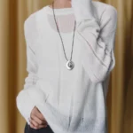 Джемпер с рваными деталями