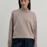 Джемпер с воротником стойкой и декоративными швами