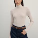 Джемпер с высоким воротником в риб