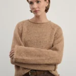 Джемпер в риб с V-образным вырезом