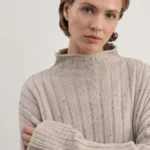 Джемпер в рубчик с воротником-стойкой