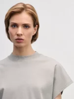 Футболка со воротником-стойкой