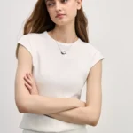 Футболка в рубчик со спущенным плечом