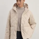 Куртка с капюшоном из плотной ткани