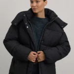 Куртка стеганая с капюшоном из фактурной ткани