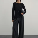 Лонгслив из вискозы с декоративными швами