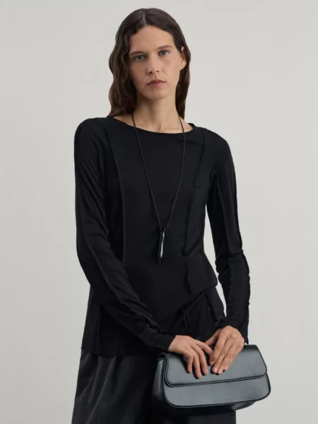 Лонгслив из вискозы с декоративными швами