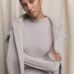 Лонгслив с разрезами для пальцев из вискозы