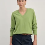 Однотонный джемпер с V-образным вырезом