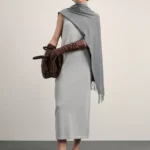 Платье из вискозы с воротником-стойкой