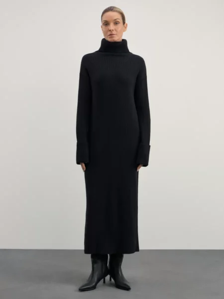 Платье вязаное с объёмным воротом