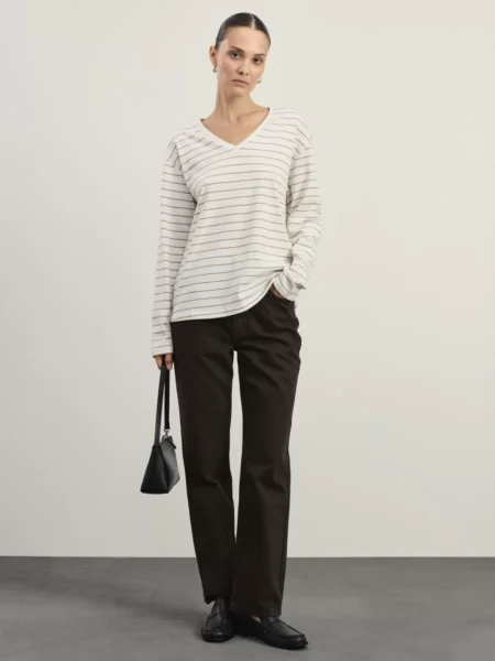 Плотный лонгслив с треугольным вырезом