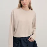 Плотный лонгслив с вышивкой на рукаве