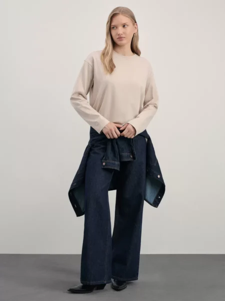 Плотный лонгслив с вышивкой на рукаве