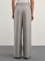 Широкие брюки с защипами и поясом