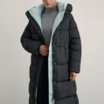Стеганое пальто с капюшоном и контрастной подкладкой