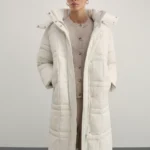 Стеганое пальто с капюшоном из фактурной ткани