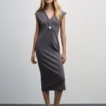 Трикотажное миди платье с треугольным вырезом