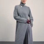 Удлиненный джемпер с шерстью в составе и высоким разрезом