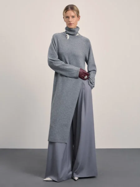 Удлиненный джемпер с шерстью в составе и высоким разрезом