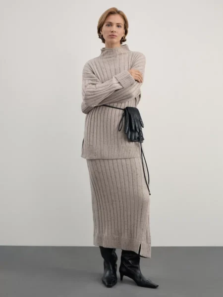 Вязаная юбка с разрезом