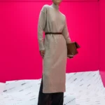 Вязаное платье с поясом с содержанием шерсти