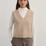 Вязаный жилет с V- образным вырезом