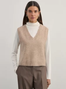 Вязаный жилет с V- образным вырезом