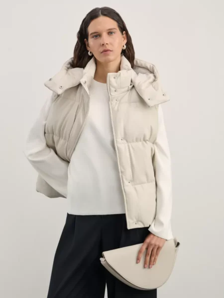 Жилет стеганый утепленный с капюшоном